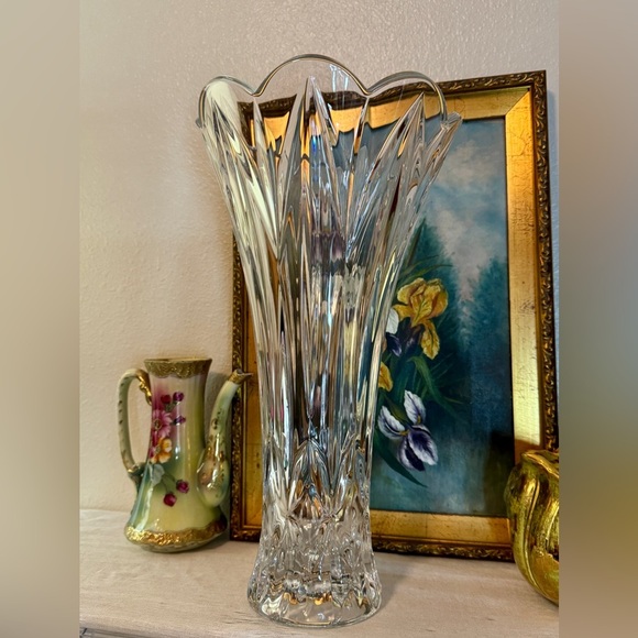 Lenox Fascination Lead Crystal 14" Scalloped Vase - Picture 5 of 11